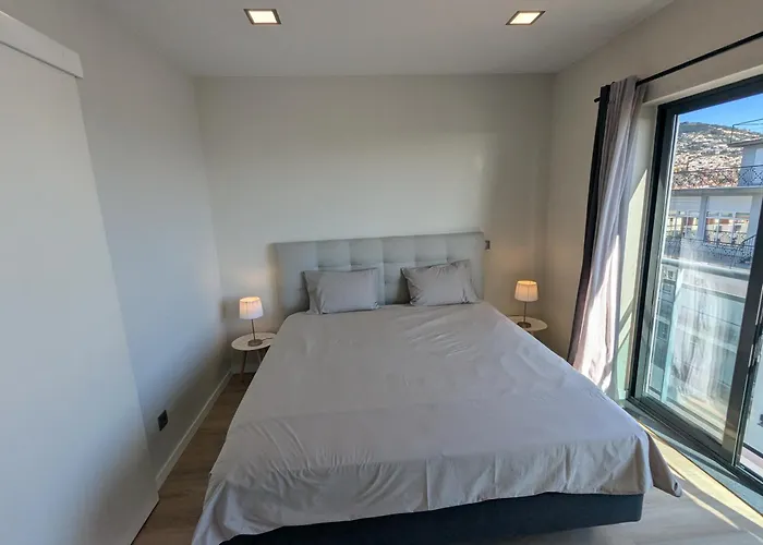 Top-Floor One-Bedroom Flats - Peaceful With Ocean And City Views