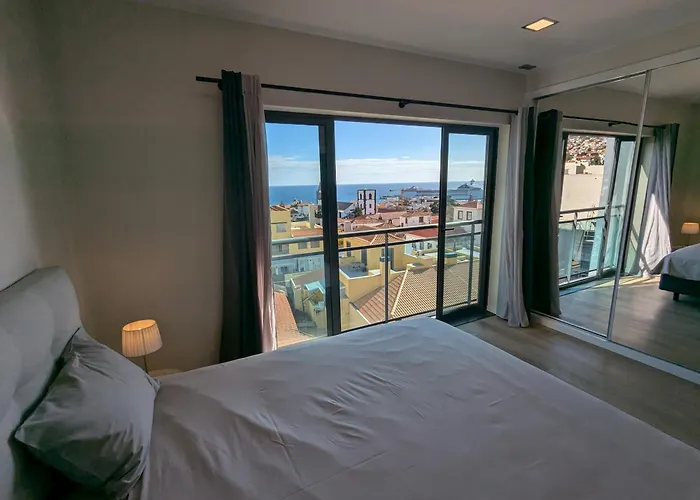 Top-Floor One-Bedroom Flats - Peaceful With Ocean And City Views