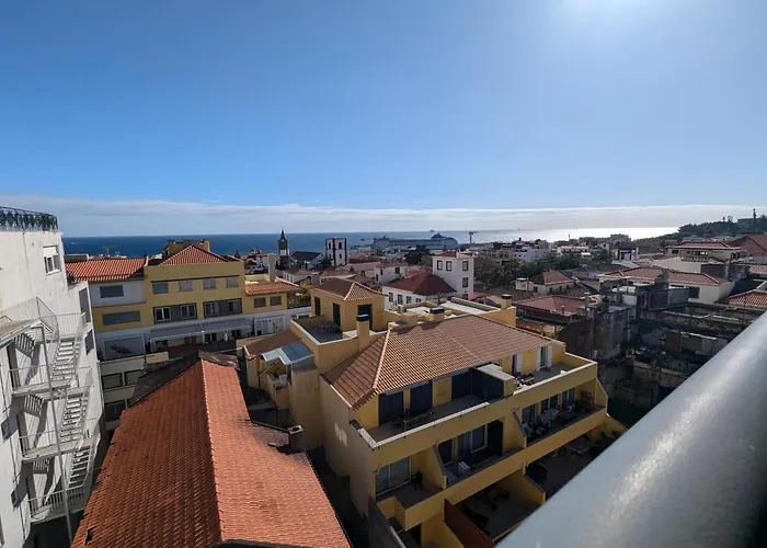 Top-Floor One-Bedroom Flats - Peaceful With Ocean And City Views
