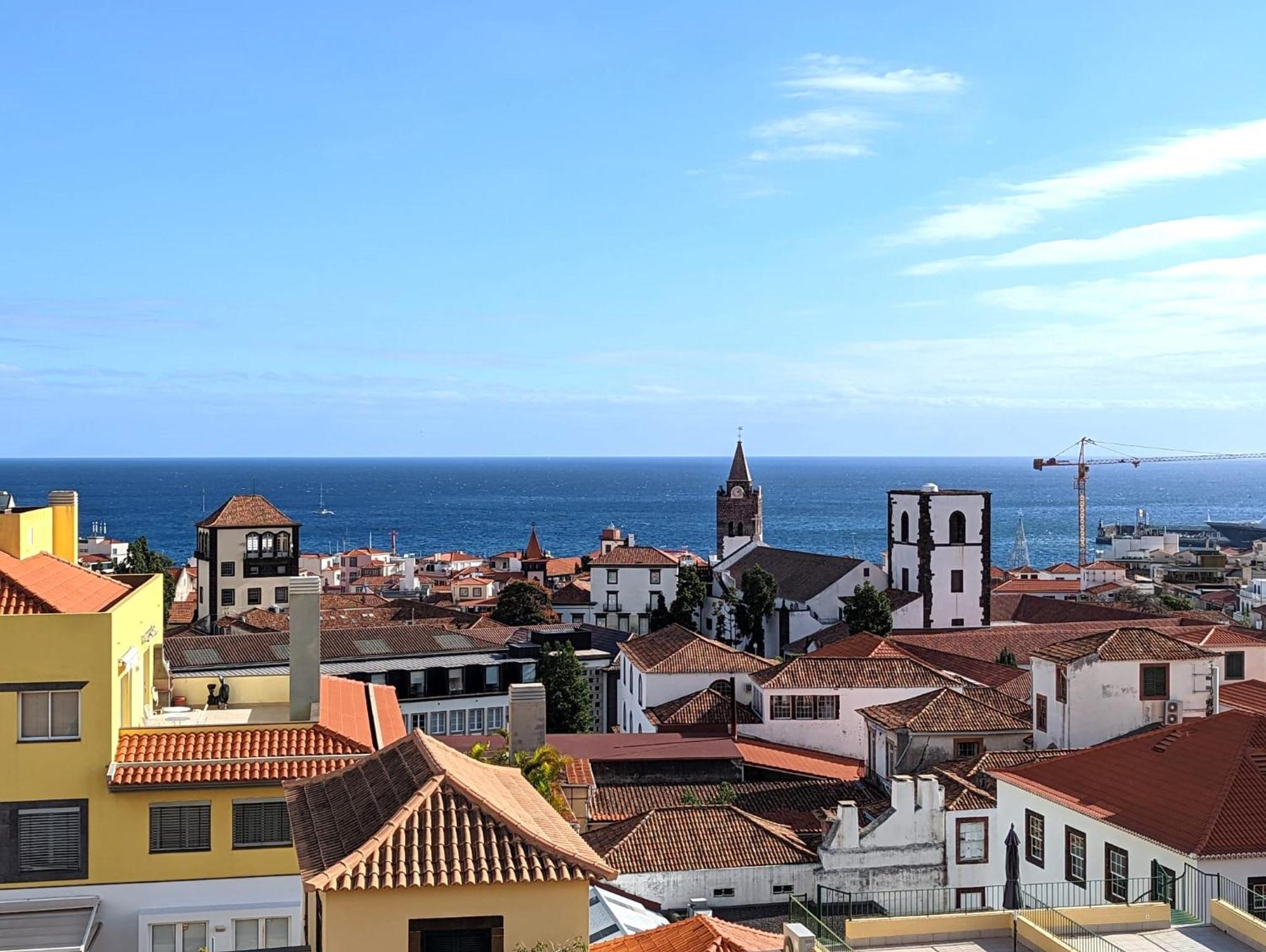 Apartment Top-floor One-bedroom Flats - Peaceful With Ocean And Views *