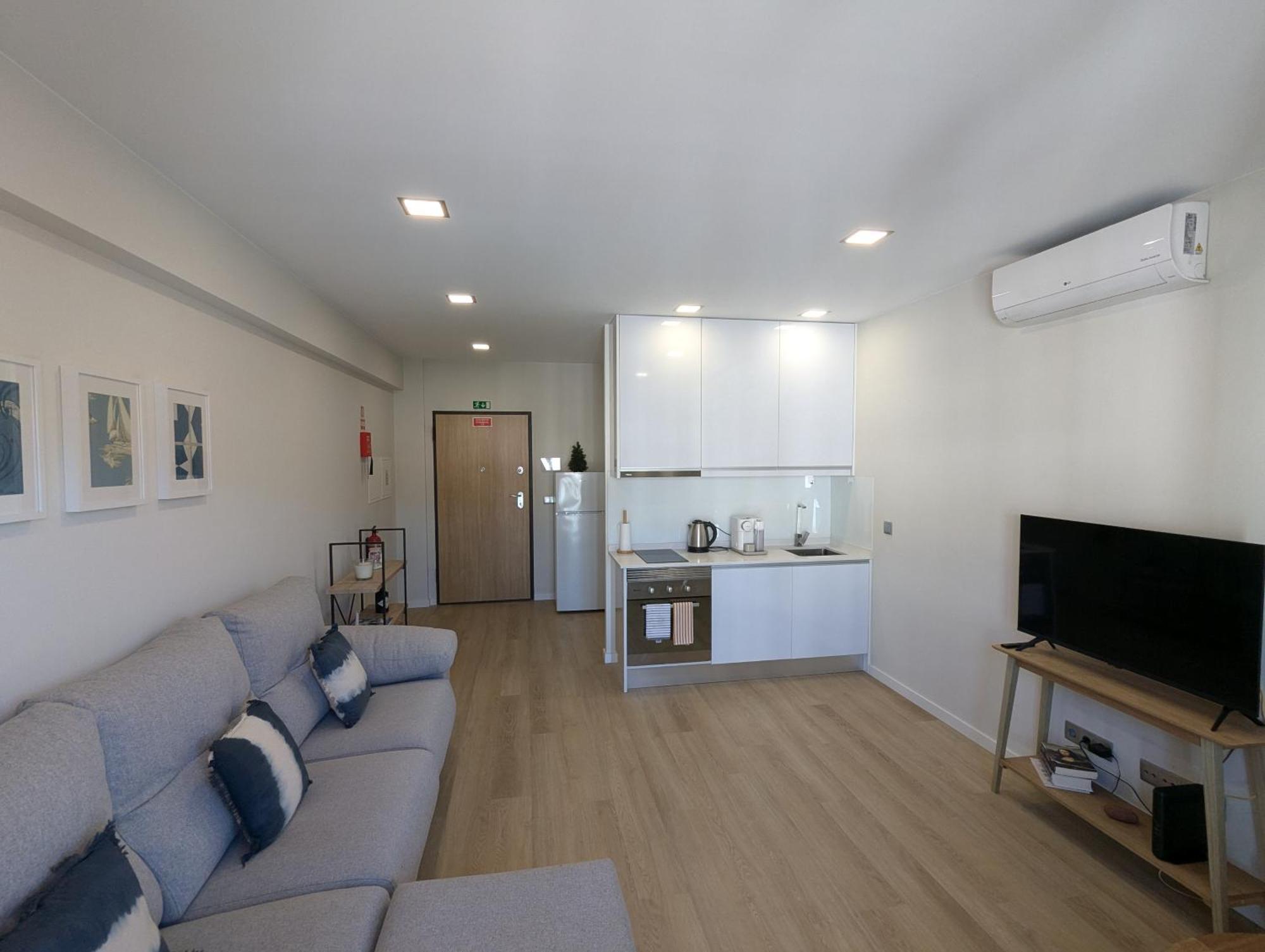 Apartment Top-floor One-bedroom Flats - Peaceful With Ocean And Views *