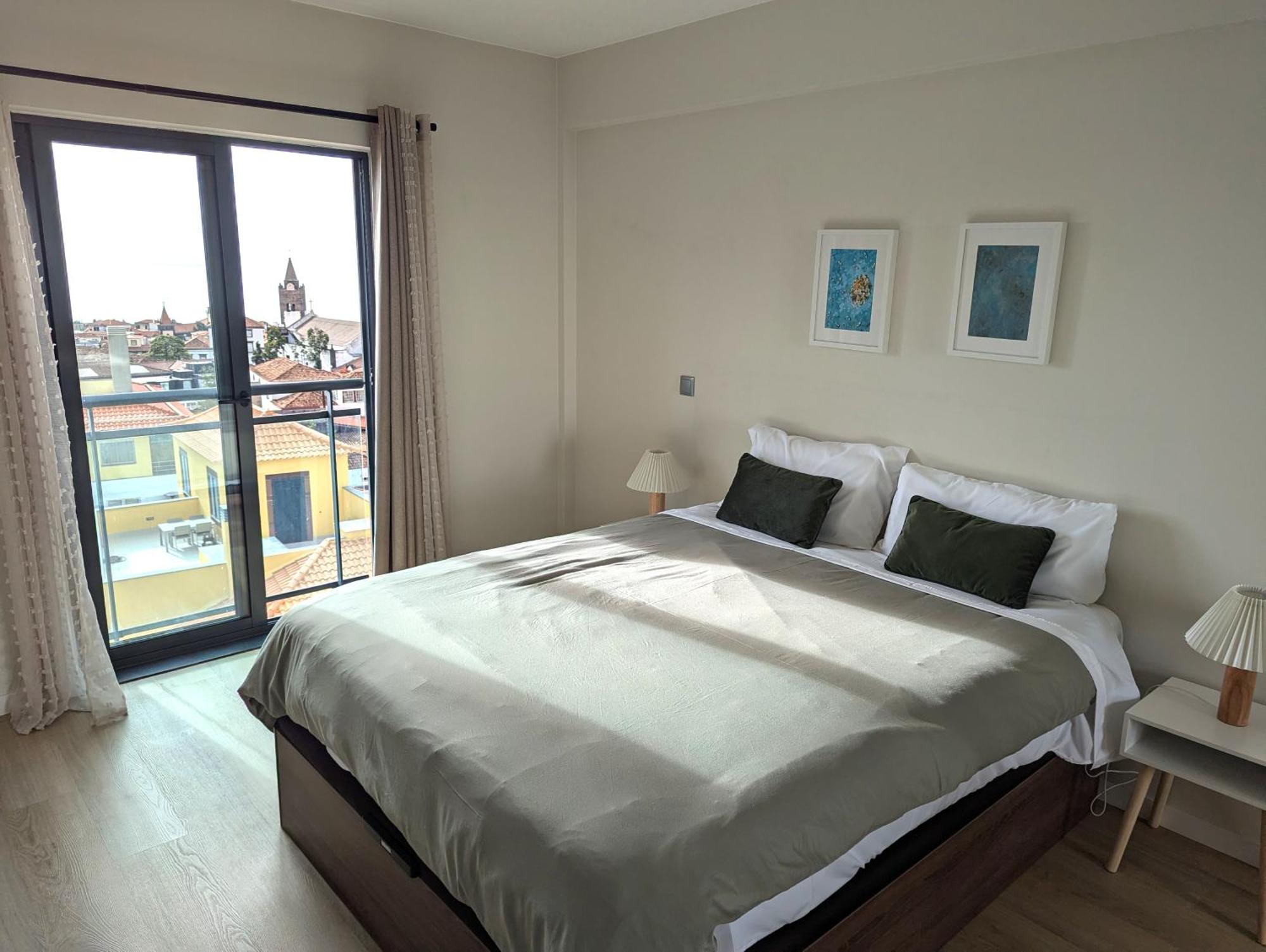 Apartment Top-floor One-bedroom Flats - Peaceful With Ocean And Views *